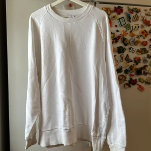 Vit sweatshirt  - Oversized sweatshirt med broderad logga från collusion   Använd fåtal gånger men med mindre fläck vid halsen (går bort i tvätt)   Funkar som både tröja och ”klänning” på mig som är 165cm
