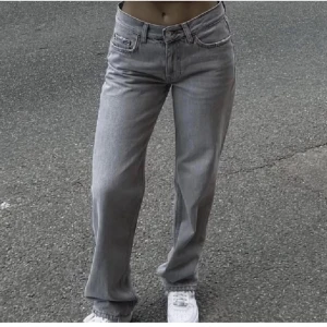 Low straight jeans - Säljer mina low straight jeans från Gina tricot, väldigt fina men tyvärr lite stora på mig 