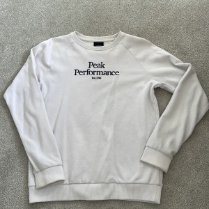 Peak Performance sweatshirt  - Vit peak sweatshirt. I mycket bra skick och använd fåtal gånger. Köptes på Kids Brandstore för 900kr . Storlek 170 Kontakta vid intresse ☀️350+frakt .