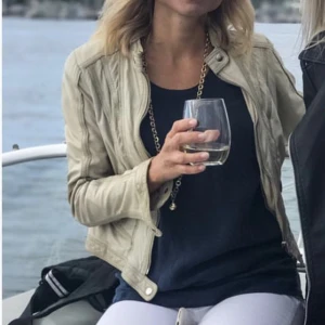 Skinnjacka Rock snd Blue - Väldigt fin skinn jacka från Rock’n Blue, strl 36, liten i storlek. Tyvärr så har den inte kommit till så stor användning för mig och hoppas att den får en ny ägare. Se gärna mina övriga aktioner! ❤️