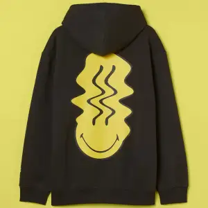 Cool hoodie som längre inte kommer till användning. Köptes för 300kr och köptes även i herravdelningen💓