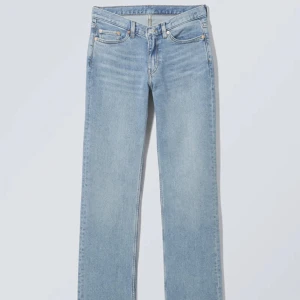 Säljer jeans från weekday ”Twing mid straight jeans” - Storleken är 25/32 på byxorna, Jag är 175 cm och dem är för korta på mig och är för smala i midjan så skulle rekommendera för personer som är runt 170 cm i längden. Har bara använd byxorna 2-3 gånger och är i bra skick som nya jeans!