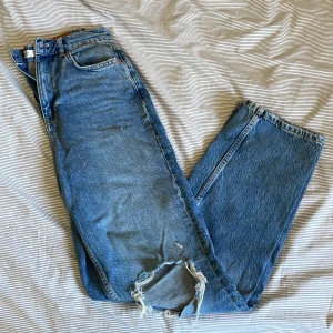 Jeans från Gina  - Snygga jeans från Gina. Slitningar på vänster knä och vid höger ficka ungefär. Använda Max 4 gånger. Inga defekter. Vanlig blå färg