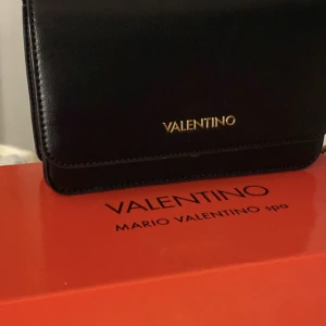 Väska  - Säljer min fina Valentino väska då den aldrig kommit till användning, den är använd Max 2 gånger nypris 1200kr (äkta)