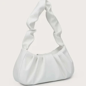 Vit väska - Helt ny oanvänd axelremsväska. Väskan stängs med dragkedja.