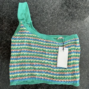 One shoulder topp - Fin one shoulder topp från stradivarius. Aldrig använd, lapparna kvar, alltså nyskick.