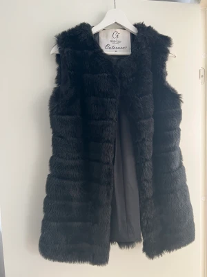 Faux pälsväst  - Pälsväst ”faux fur” (ej äkta päls). Använd fåtal gånger! Storlek XS men passar även S 