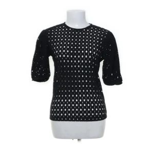 Superfin topp!! - Jättefin puffärmar tröja som har små hål i sig💕