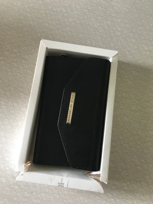 Plånbok skal - Säljer denna plånbok skal till iphone 11/XR. Säljer för 100 kr + frakt 54 kr. I nyskick och fint skick