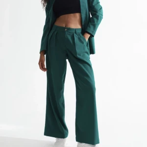 Gröna kostymbyxor oanvända  - Helt oanvända endast testade men bara legat i garderoben 