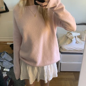 rosa stickad tröja - så fin nu till våren o sommaren! Perfekt till kjol men också till jeans.  Från & other stories