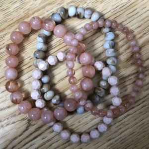 Pärlarmband  - Rosa pärlarmband i fint skick. Alla för 15kr<3