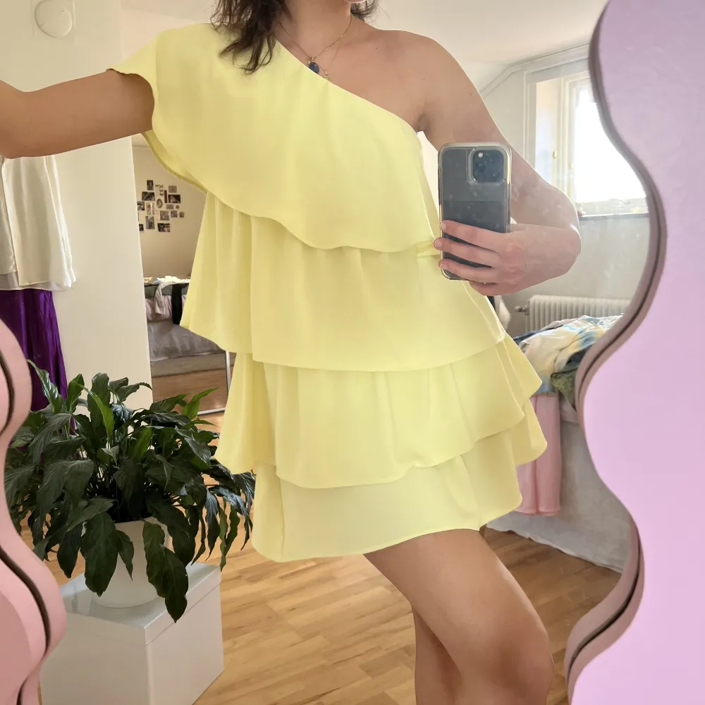 underbar slutsåld gul klänning från zara! Aldrig använd! Går att ha på olika sätt 🥰jag är 173cm lång. Klänningar.