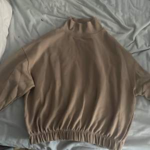 En beige tröja som jag köpte i höstas men som jag inte använder längre om intresserad kontakta 