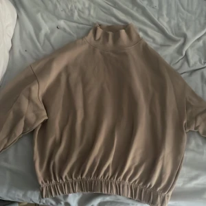 Fin tröja  - En beige tröja som jag köpte i höstas men som jag inte använder längre om intresserad kontakta 