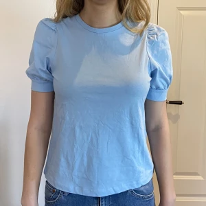 Vera moda tröja - Super fin tröja nu till våren. Jätte fin blå färg med detalj på axlarna. Köpt från vera moda i strl xs. 