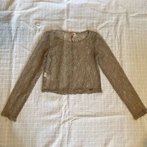 Virkad tröja - Virkad/nät tröja. Står storlek XS men skulle säga XXS då den är väldigt liten! Frakt tillkommer💘 