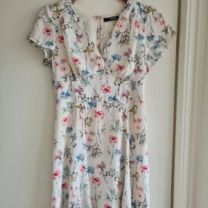 Superfin klänning  - Jättefin sommarklänning! Passarperfekt till alla sommarens högtider. Endast använd en gång.
