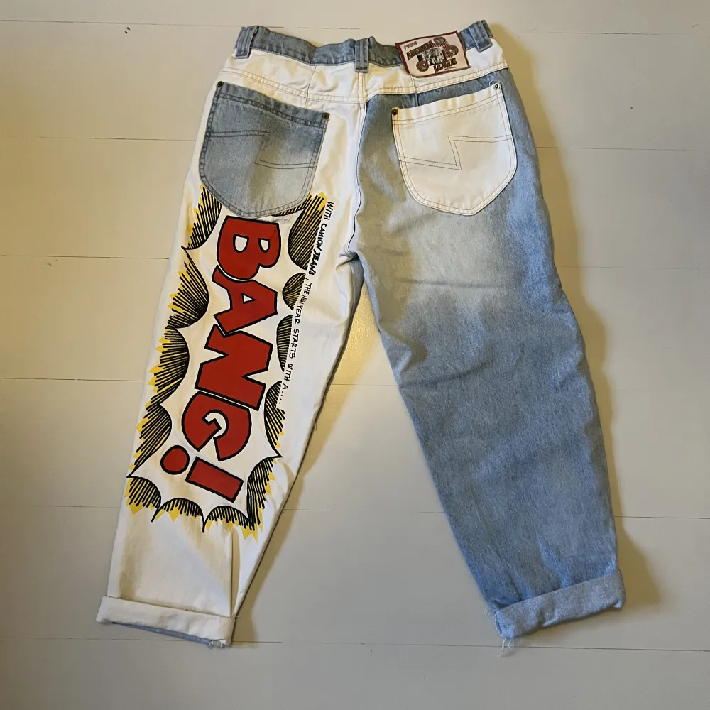 Säljer mina såå coola ”BANG-byxor”. Har tyvärr nästan aldrig använt dem. Köpt på Pop butik och de verkar ha varit något remaking projekt som de har gjort. Har tyvärr flera defekter kring trycket som jag gärna skickar bild på. Skriv gärna prisförslag💥. Jeans & Byxor.