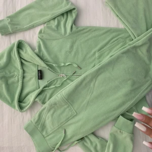 Juciy couture  - 600kr/st Säljer mina Juciy pga av den blivit för stor för mej, kvitto finns, nypris 2200kr denna är i Deras ljusgrön cottonrich. Både tröjan och byxor i st S,använd endast ett fåtal gånger,å kan självklart skicka fler bilder och videos  Hela setet 1000kr