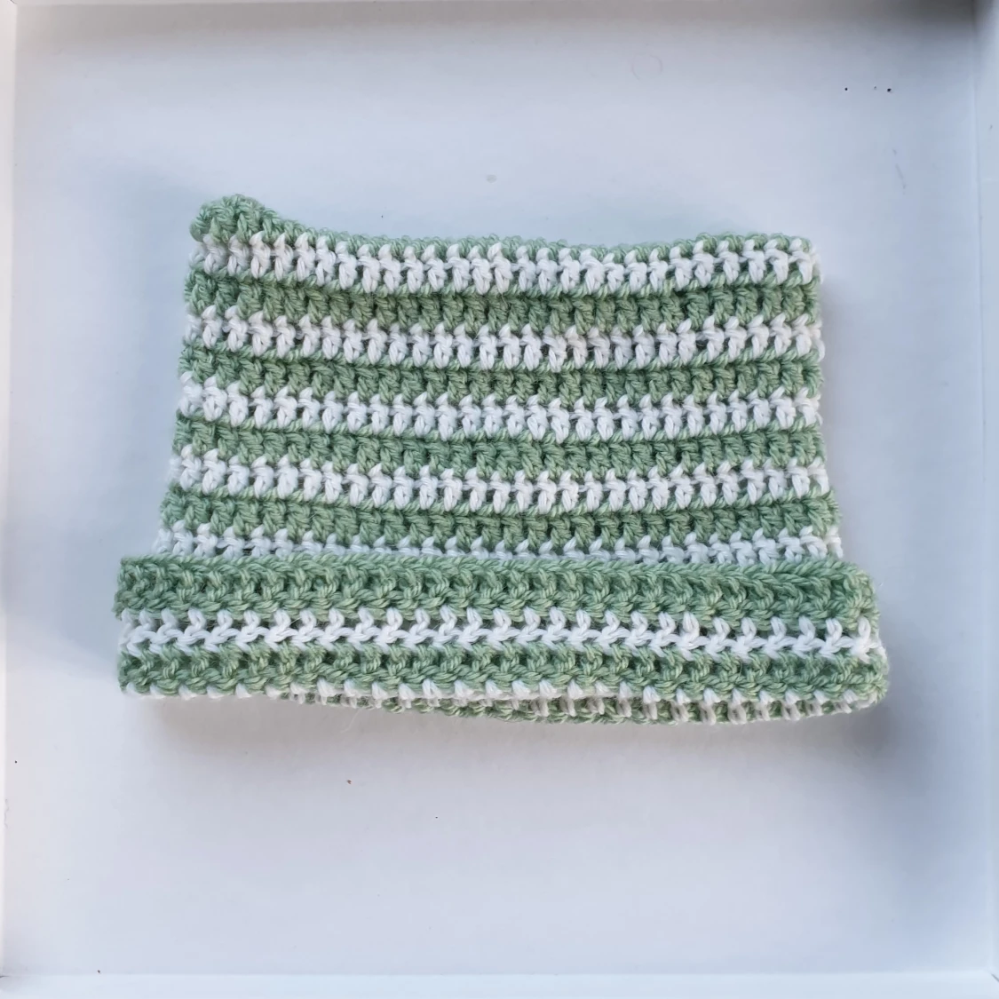 Vit och grön kattmössa