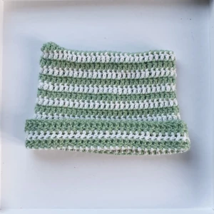 Vit och grön kattmössa - En vit och grön randig kattmössa som jag virkat själv. Passar bra nu till våren.