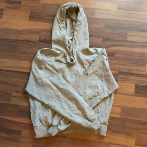 grå hoodie - basic grå hoodie ifrån nakd. 