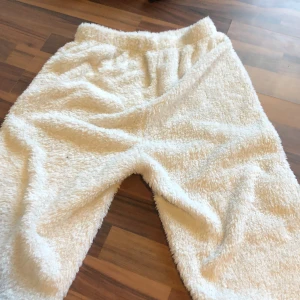 vita fluffiga byxor - vita fluffiga byxor som aldrig e använda. passar nog dom flesta för dom är jätte stretchiga. 