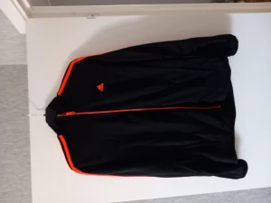 Tröja - Supersnygg adidas långärmad😍 har 2 fickor på sidorna, samt dragkedja! Skulle tro att det är storlek m✨️