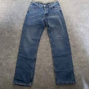 Weekday space jeans. Storlek 29:32, sitter större. Knappt använda 9/10.