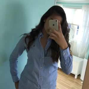 Blå Ralph Lauren skjorta  - Blå-randig Ralph Lauren skjorta, använd ett fåtal gånger. Sjukt fin till sommaren 💙