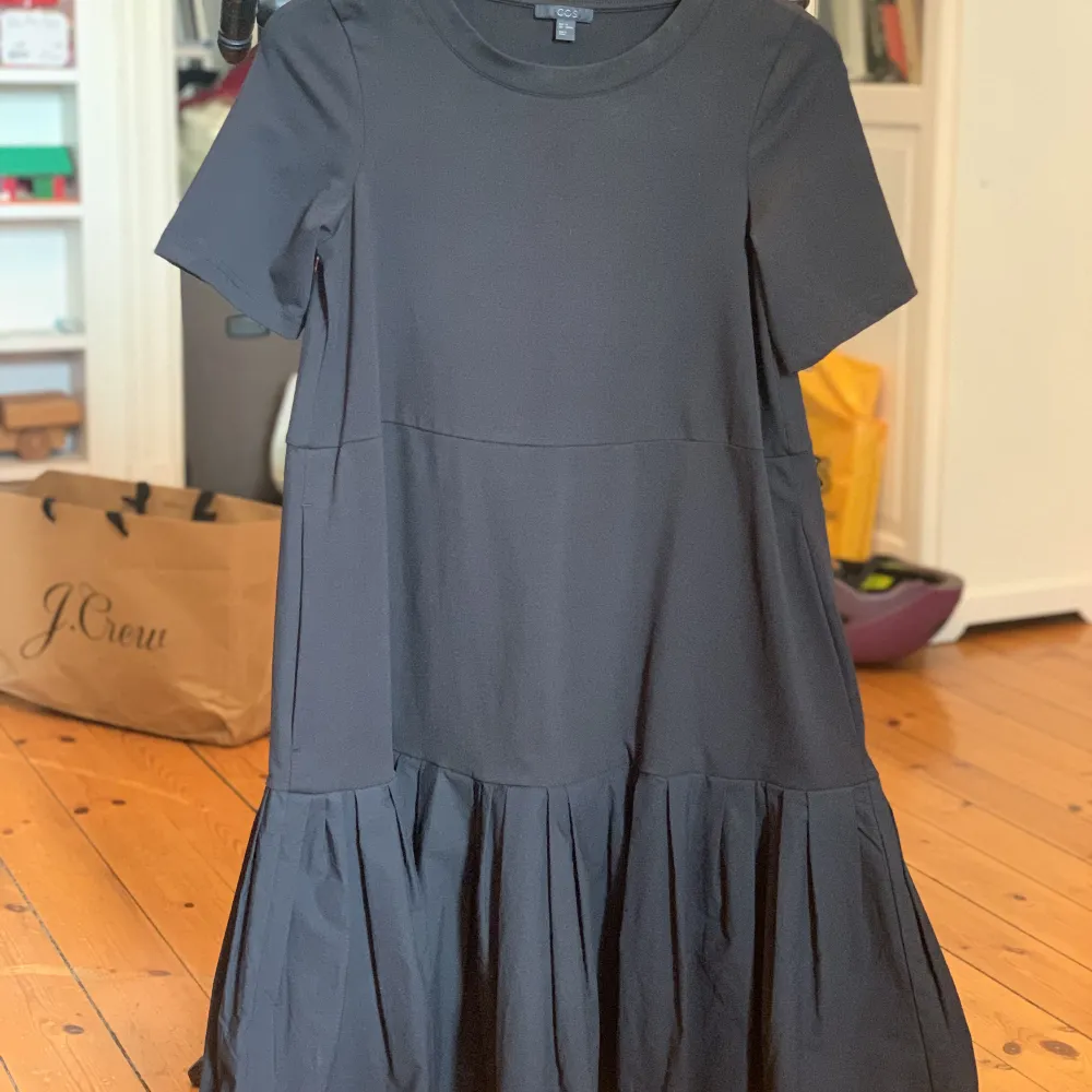 Gathered panel cotton dress in black. Unused!  NEW. Klänningar.