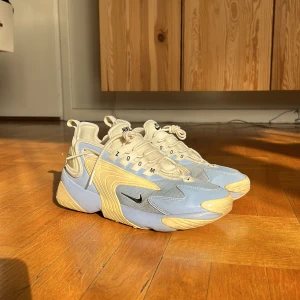 Nike Zoom 2k  - Nike zoom 2000, ljusblå & vita, perfekta för våroutfiten 🌷 