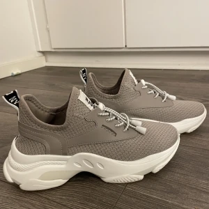 Steve madden  - Mina helt nya steve madden skor som tyvärr inte kom till någon användning därför säljer jag dem! 