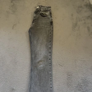 Bootcut jeans  - Säljer mina gråa bootcut jeans från Gina som tyvärr har blivit försmå, de är i storlek 32 och super fina på