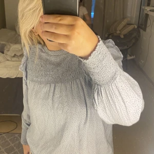 Blå blus med volang - En fin blå blus med svarta prickar på, säljer jag nu för 60kr🙏🏼
