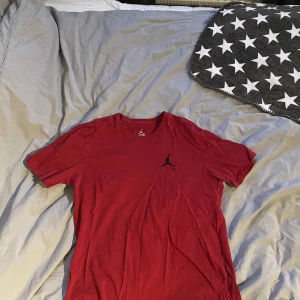 T shirt  - Jag har två feta Jordan t-shirts dem är tyvärr för liten för mig. Nypris 300 kr styck