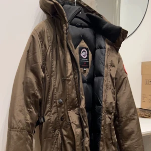 Canasta goose  - Kollar intresset för denna gröna canada goose jacka i storlek M, i princip aldrig använd. Kommer överens om pris, kan skickas om köpare står för frakt