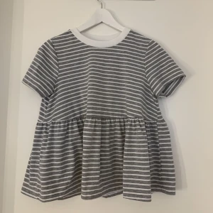 Snygg randig tröja  - Säljer en snygg trendig grå vit randig tröja, storlek XS men passar S/M lite bättre Säljer för 100 + frakt 