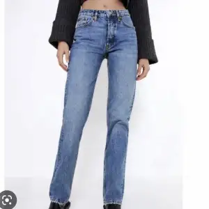 Säljer mina Zara jeans mid rise straight. Köpte för 359kr men mitt pris är 200kr. 