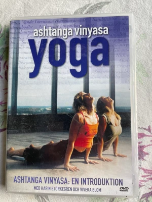 Yoga - YOGA – ashtanga vinyasa – En Introduktion DVD-film Speltid: 90min. Svenskt tal / svensk text ASHTANGA VINYASA YOGA – En Introduktion Karin Björkegren känd mediaprofil och sedan många år aktiv yogautövare, guidas tillsammans med dig igenom ett introduktion