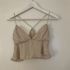 Snygg topp  - Snygg beige topp/linne i storlek XS 60kr + frakt 🩷