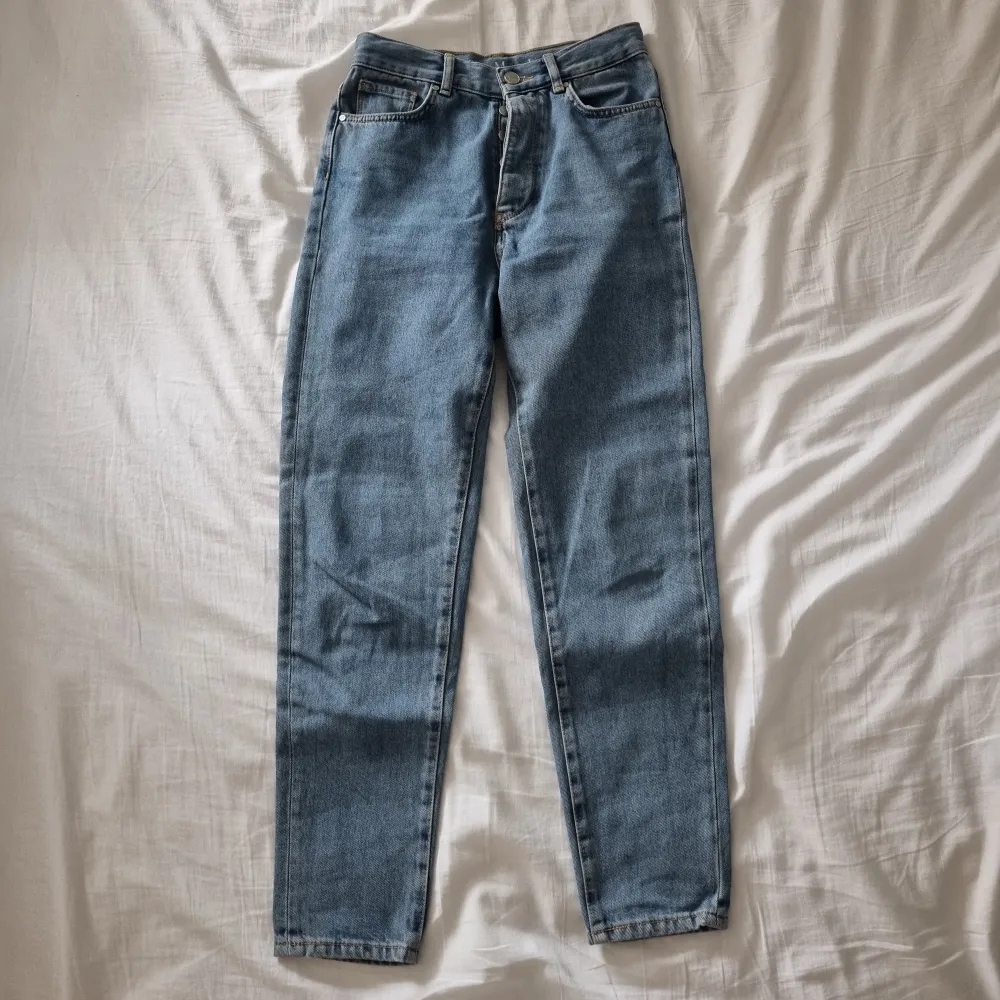 Skitsnygga blåa jeans från bikbok! För små på mig men lite lösare i benen⭐️ skulle säga att de passar någon som bär xxs ungefär⭐️ har knappar iställer för gylf! Tveka inte på att skriva om du har frågor!. Jeans & Byxor.