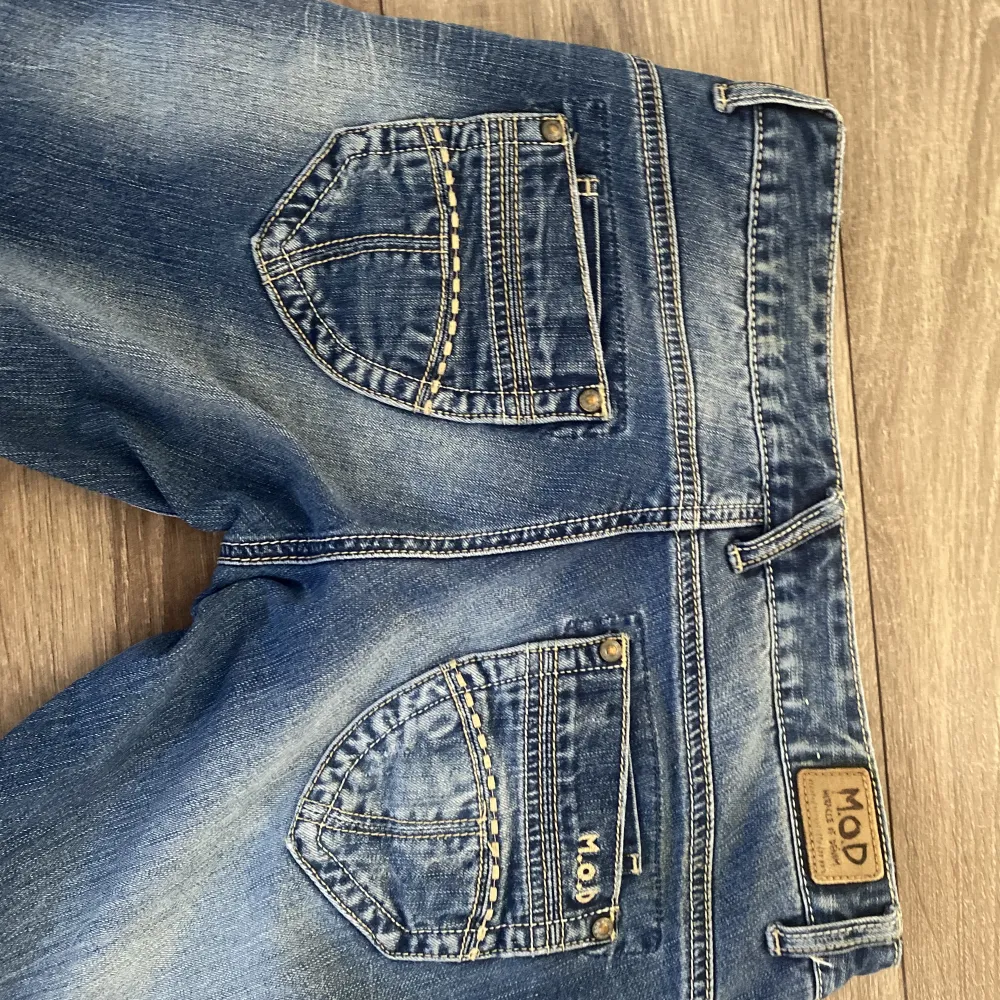 Super coola jeans från märket M.O.D !🙌 Köpta secondhand ! Säljer endast då de är lite för korta på mig som är 170cm med långa ben! Har sprätt upp dom så där är slitet längst ner, skriv för fler bilder 💗 Strl 27/32 ! . Jeans & Byxor.