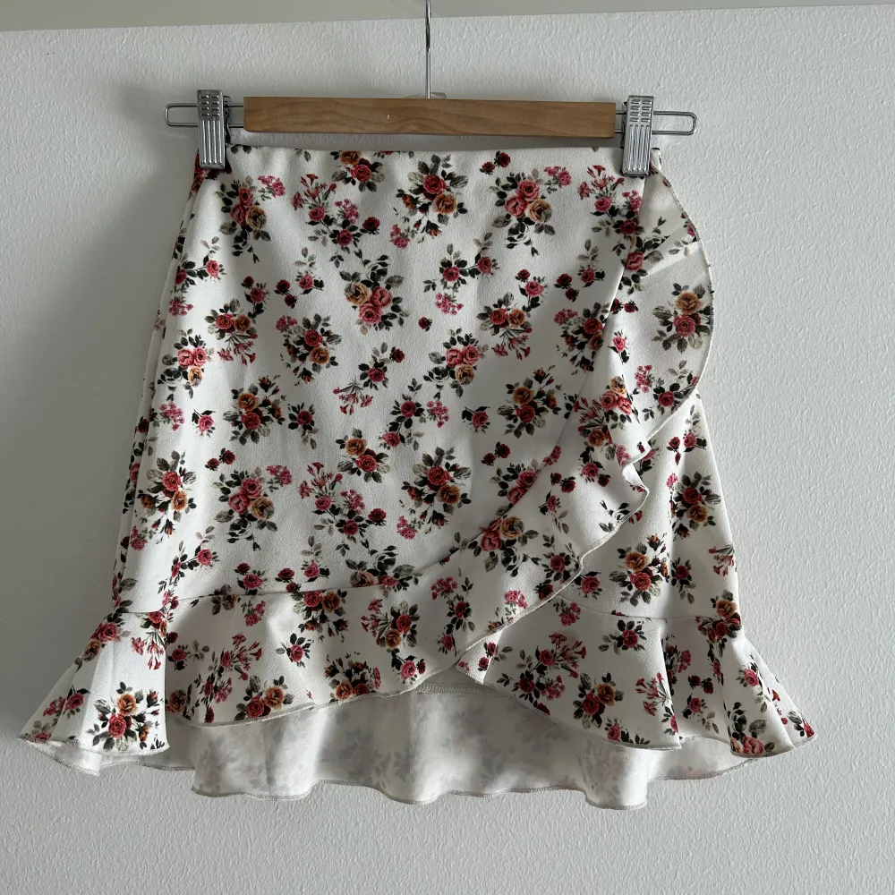 Somrig kjol från Nellys i blommigt mönster🌸🌸🌸köparen står för frakt . Kjolar.