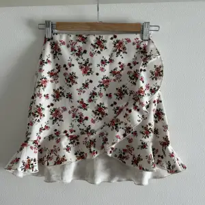 Somrig kjol från Nellys i blommigt mönster🌸🌸🌸köparen står för frakt 