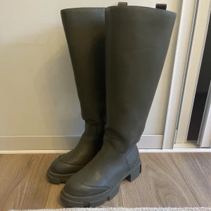 Boots - As balla boots i en mossgrön färg i storlek 37! Använda en gång så i nyskick!