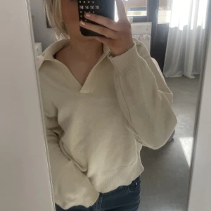 Stickad tröja  - Jätte fin beige stickad tröja, som tyvärr inte kommer till användning, i bra skick 🥰