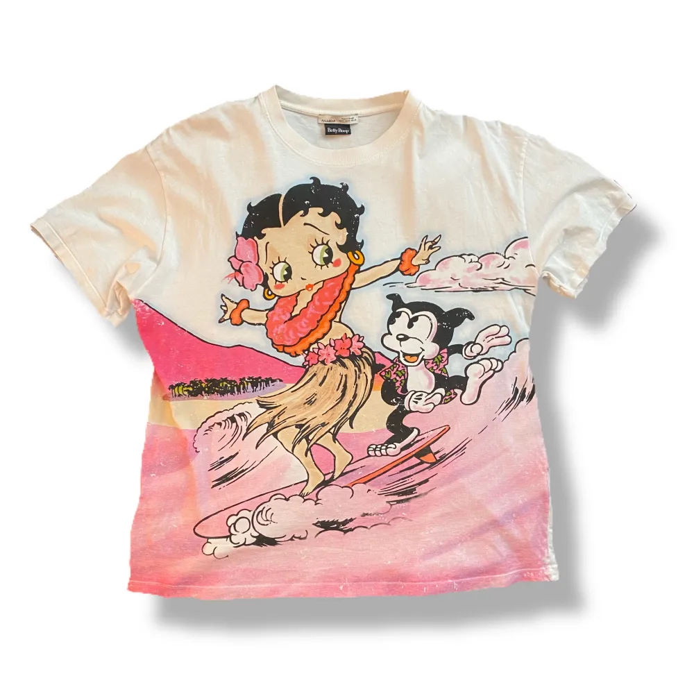 super super snygg Betty Boop T-shirt i storlek M. inga defekter och bra kvalitet. Säljer denna för 200kr+frakt! hör av dig vid intresse eller frågor 😺 💘💘. T-shirts.