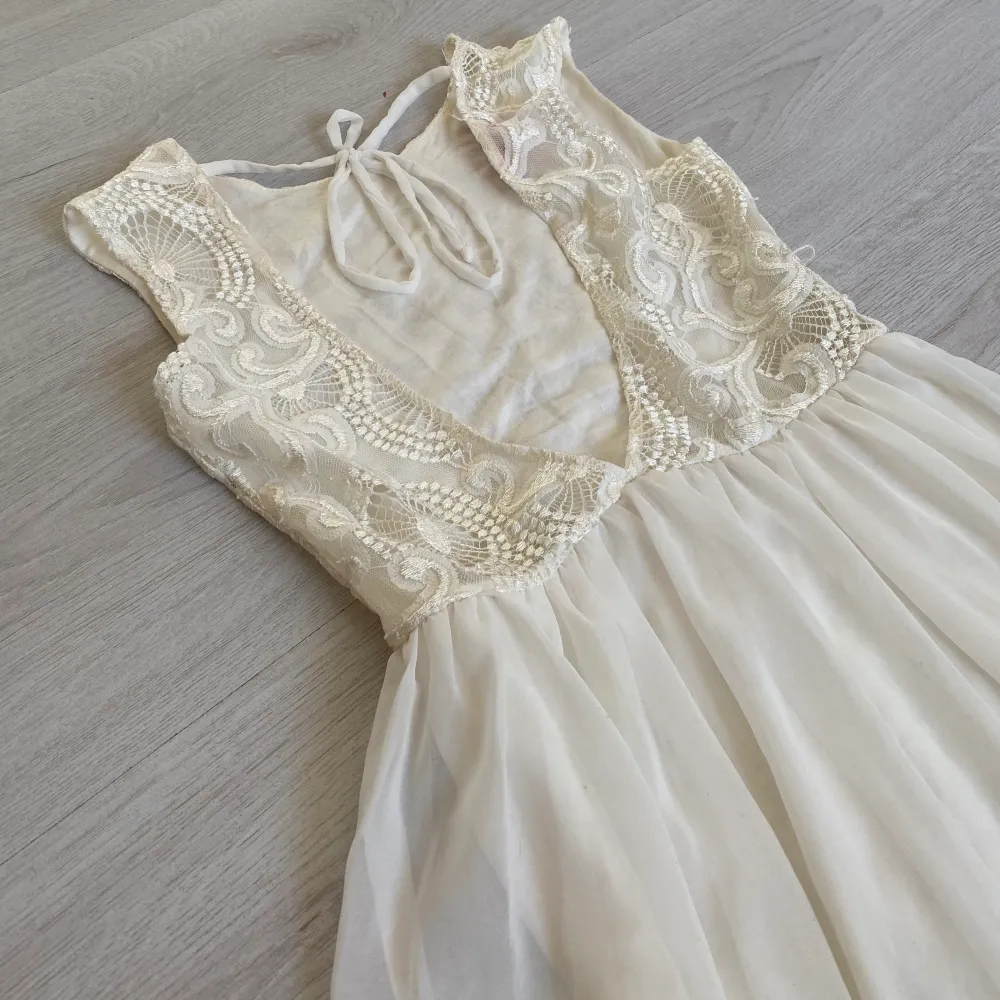 Super fin klänning från Asos perfekt för skolavslutning elr student🥰✨ skriv för fler bilder!❤️. Klänningar.